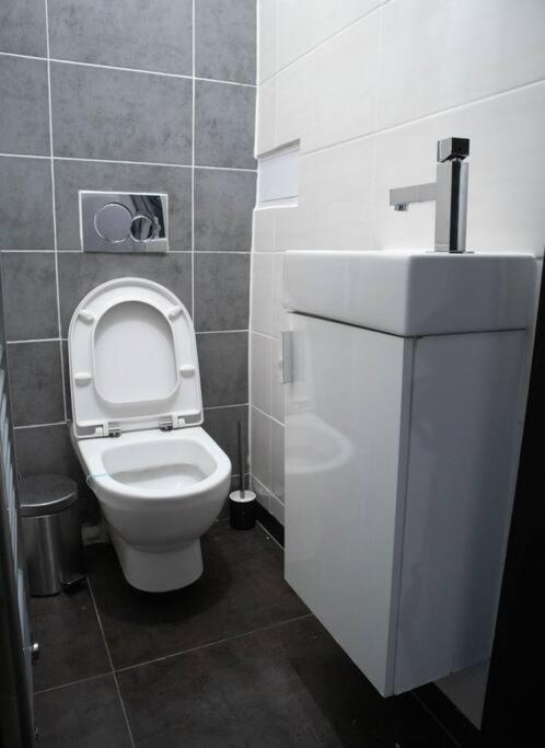 Modern Apartment In The Center Of Praga Esterno foto