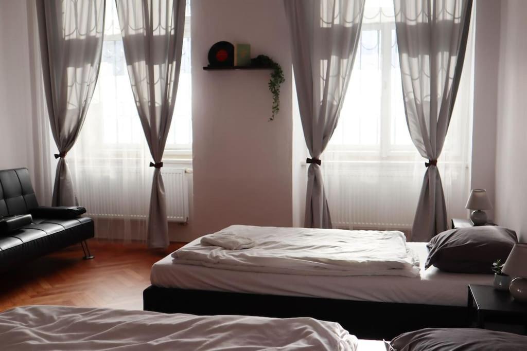 Modern Apartment In The Center Of Praga Esterno foto