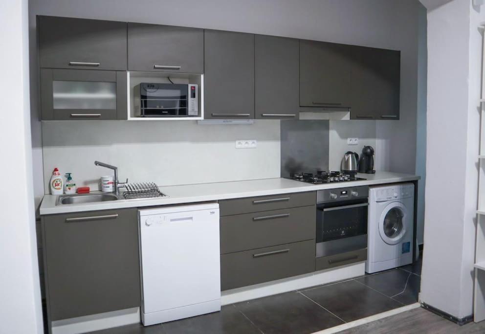 Modern Apartment In The Center Of Praga Esterno foto